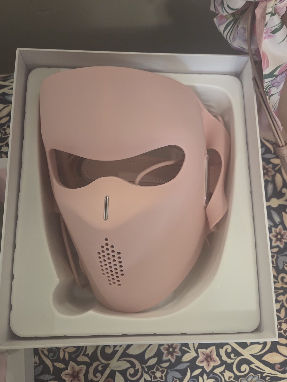 LOVERY 4D LED Light Therapy Mask - Pink - Picture 4 of 10